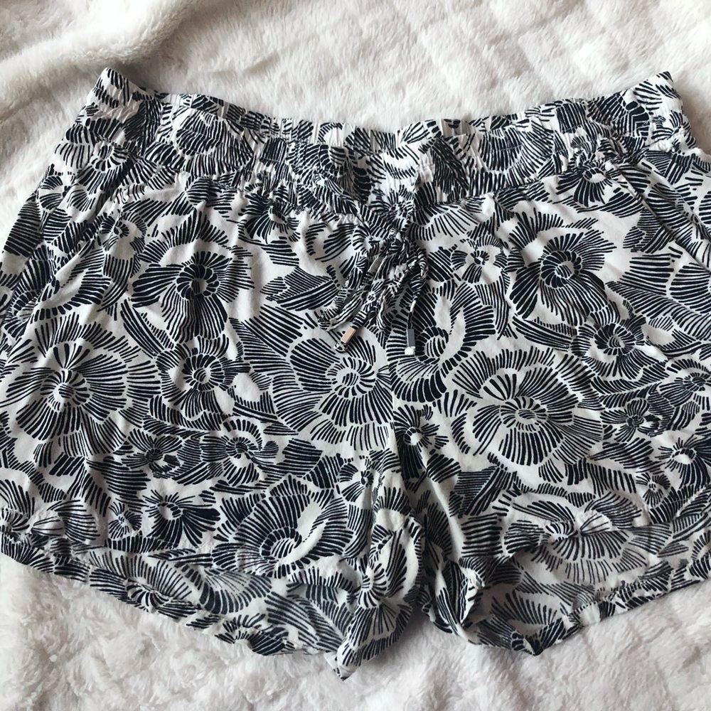 3/$10 Floral soft shorts with pockets